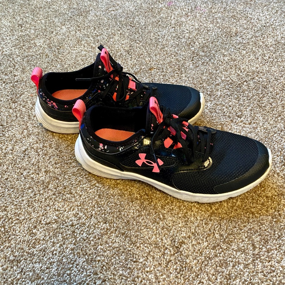 Big Girls Size 4.5 Under Armour Running Shoes - Picture 2 of 5